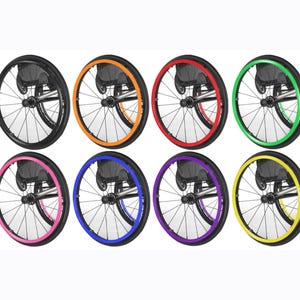 Può includere: Otto ruote per sedia a rotelle con cerchi colorati. I cerchi sono neri, arancioni, rossi, verdi, rosa, blu, viola e gialli. Le ruote sono progettate per la mobilità e l'accessibilità.