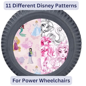 Könnte beinhalten: Ein grauer Reifen für einen Elektromobil mit einem rosa und weißen Design mit 11 verschiedenen Disney-Prinzessinnen-Mustern. Der Text "11 Different Disney Patterns" und "For Power Wheelchairs" ist auf dem Bild gedruckt.