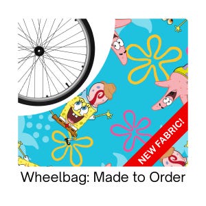 Op de afbeelding: Een wieltas van felblauwe stof met een herhalend patroon van SpongeBob SquarePants, Patrick Ster en Gerrit de Slak, geaccentueerd door gele en roze bloemvormen. Een rode diagonale banner toont de tekst NEW FABRIC!.