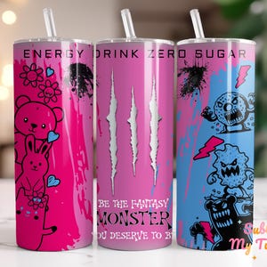 Könnte beinhalten: Drei Edelstahlbecher mit Strohhalmen, jeweils mit einem einzigartigen Design. Einer ist rosa mit Cartoon-Tieren, ein anderer rosa mit Kratzspuren und der letzte blau mit Monstergrafiken. Der Text enthält "ENERGY DRINK ZERO SUGAR" und "BE THE FANTASY MONSTER".