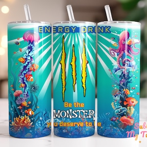 Puede incluir: Tres vasos de acero inoxidable con pajitas, con un tema submarino. Cada vaso tiene un diseño diferente: una medusa, un logotipo de monstruo y un pulpo. El texto "ENERGY DRINK" y "Be the MONSTER you deserve to be" es visible.