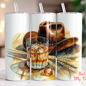 Puede incluir: Un vaso blanco con un diseño de un sombrero de vaquero, tallos de trigo y un vaso de whisky con hielo. El vaso está decorado con una ilustración de estilo acuarela.