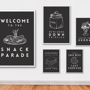 Könnte beinhalten: Ein Set aus fünf schwarzen und weißen druckbaren Wandbildern mit Essen-Wortspielen. Die Drucke zeigen Illustrationen einer Snackplatte, eines Zuckerbehälters, eines Sundaes, eines S'mores und eines Donuts. Der Text auf den Drucken lautet: "Willkommen zur Snack Parade", "Wir gehen runter und schwingen", "Sundae zurücknehmen", "Parasmore und nach all dieser Zeit bin ich immer noch in dich verliebt", und "Ehrlich gesagt, lass uns diesen Bissen für immer dauern lassen".