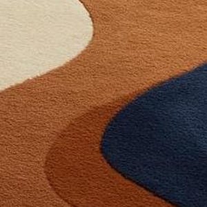 Alfombra abstracta de lana – Decoración moderna estilo boho para sala de estar, color naranja quemado, azul marino y beige. imagen 3