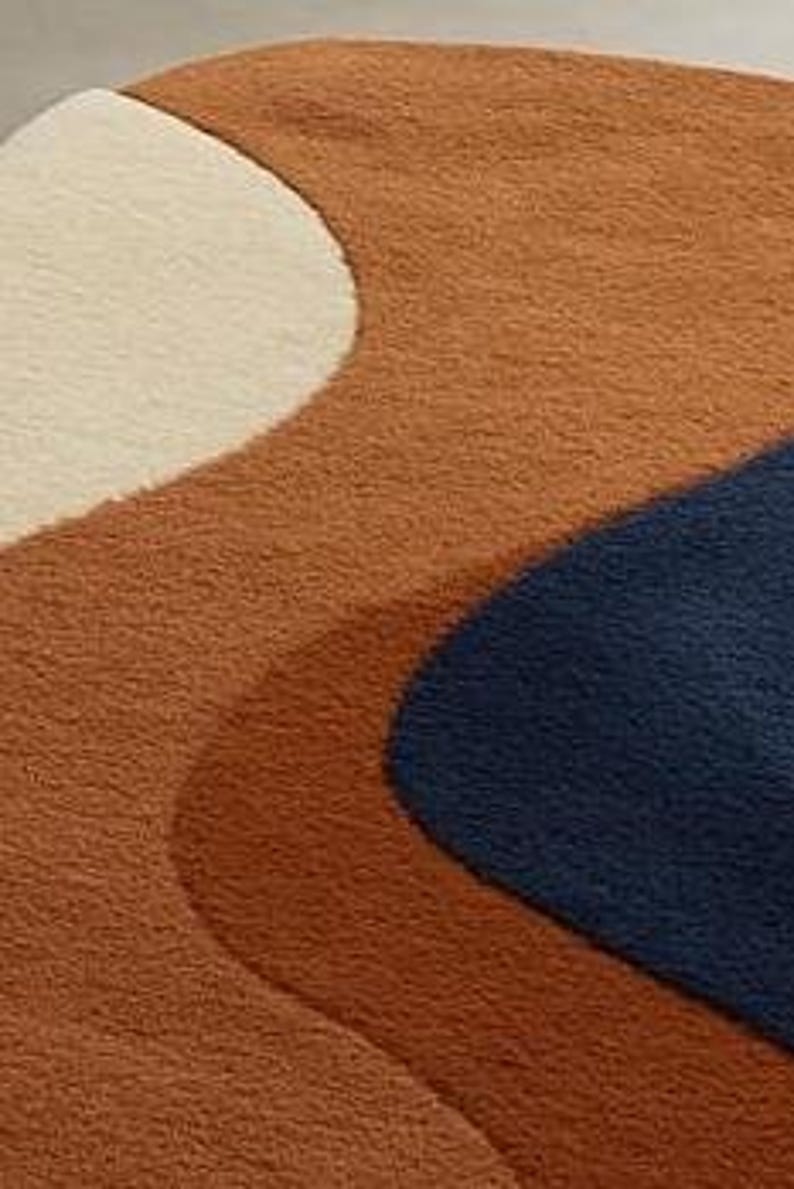 Alfombra abstracta de lana – Decoración moderna estilo boho para sala de estar, color naranja quemado, azul marino y beige. imagen 3