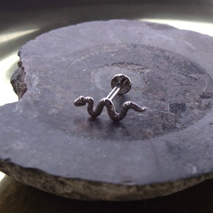 ASTM F136 Titanium Labret Bar | Serpent Top | Threadless | Stud | Flat Back, Push Pin Piercing Jewellery Nose, Monroe, Lip