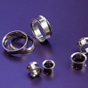 Peut inclure: Un ensemble de six jauges d'oreille argentées de différentes tailles. Les jauges sont en métal et ont une finition lisse et polie.