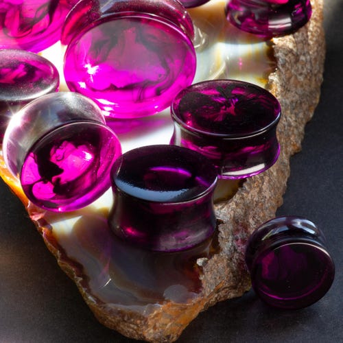 Tapones de resina epoxi color rosa ahumado: personalizados, calibres de doble ensanchamiento.
