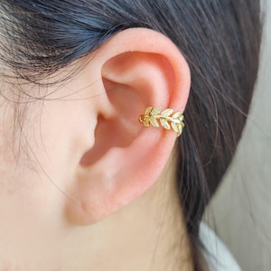 Pendientes minimalistas de hoja de oro, pendientes de clip de hoja, pendientes florales sin perforar, joyas para amantes de las plantas, regalo inspirado en la naturaleza para ella.