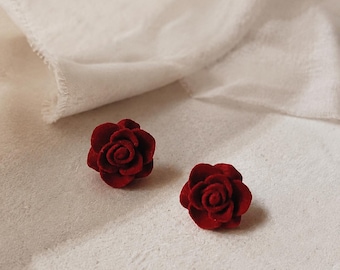 Röda sammetsrosörhängen, realistiska 3D-blommor i statement-stil