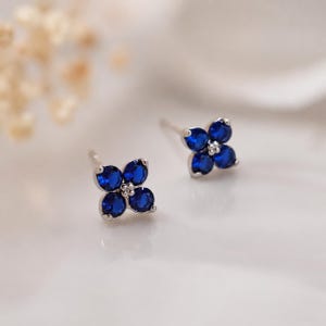 Boucles d'oreilles trèfle saphir, petites boucles d'oreilles, pierre de naissance de septembre