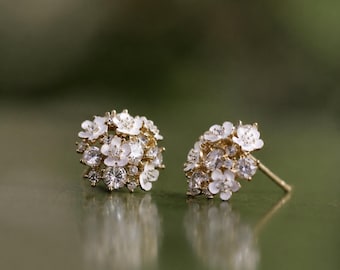 Pendientes de botón con racimo de hortensias blancas, plata de ley chapada en oro con circonitas cúbicas.