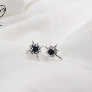 Winzige Unisex Gothic Starburst Ohrringe | Schwarzer Obsidian & Sterling Silber für Knorpel | Perfektes Geschenk für Goth Liebhaber