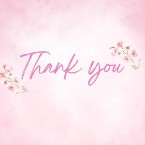 Puede incluir: Un fondo rosa acuarela con las palabras "Thank you" en un estilo manuscrito. Delicadas flores rosas y hojas verdes se encuentran a la izquierda y a la derecha del texto, a&ntilde;adiendo un toque floral al dise&ntilde;o.