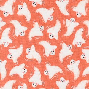 Op de afbeelding: Een naadloos patroon van witte geesten met roze wangen op een oranje achtergrond. De geesten bevinden zich in verschillende posities, sommige vliegen, sommige staan ​​en sommige kijken omhoog.