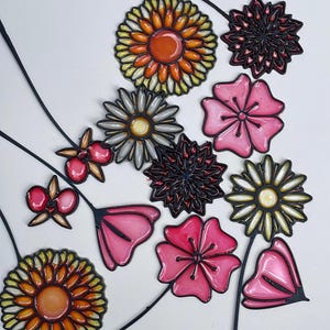 Puede incluir: Una colección de diseños florales estilizados y coloridos en tonos naranja, amarillo, rosa y rojo oscuro, con contornos negros. Las flores están dispuestas sobre un fondo blanco con tallos negros.