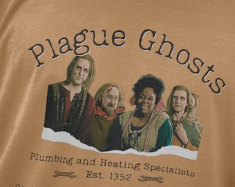 Pode incluir: Uma camiseta bege com um gráfico de quatro pessoas com o texto "Plague Ghosts" acima. O texto abaixo do gráfico diz "Plumbing and Heating Specialists Est. 1352 Contact: The Basement, Button House."