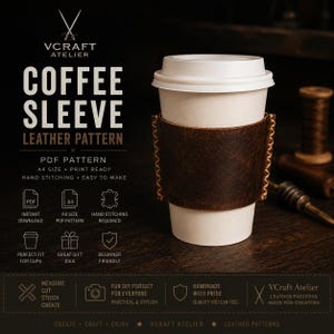 Op de afbeelding: Een donkerbruine leren koffie sleeve om een witte papieren beker. De tekst luidt VCRAFT ATELIER COFFEE SLEEVE LEATHER PATTERN PDF PATTERN A4 SIZE PRINT READY HAND STITCHING EASY TO MAKE. Iconen geven directe download en A4-formaat aan.