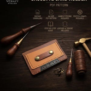 以下が含まれることがあります： VCRAFT ATELIERによるカセット型カードホルダーのPDFパターン。画像には、完成したレザー製カードホルダー、2本の千枚通し、ハンマー、糸巻き、金属製リベットが写っています。テキストには「CASSETTE CARD HOLDER」および「PDF PATTERN」と記載されています。