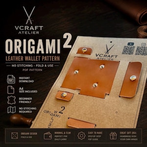 以下が含まれることがあります： VCRAFT ATELIER ORIGAMI 2と記された厚紙シート上のタンカラーのレザーウォレット型紙。キットには、縫製不要の折りたたみ式組み立て用に設計された、銀色の金属製スナップが付いたカット済みのレザーパーツが含まれています。