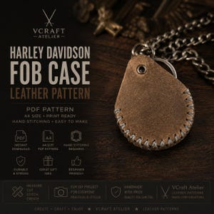 Könnte beinhalten: Ein braunes Lederetui für Harley Davidson Schlüsselanhänger mit sichtbaren grauen Handnähten und einer Metallöse. Der Text lautet VCRAFT ATELIER, HARLEY DAVIDSON FOB CASE LEATHER PATTERN, PDF PATTERN, A4 SIZE, PRINT READY, HAND STITCHING.