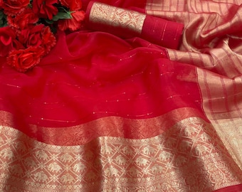 Rode sari van organzazijde: Zari Banarasi-rand, ongestikte blouse