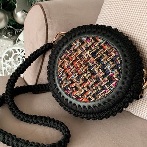 Patroon gehaakte ronde tas met leren zijkanten (videotutorial)