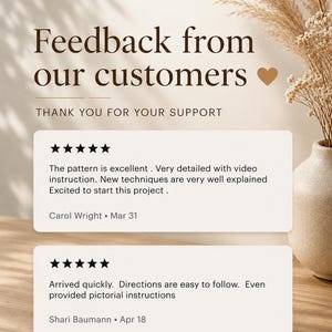 Puede incluir: Una pantalla gr&aacute;fica titulada Feedback from our customers con el texto Thank you for your support. Incluye dos rese&ntilde;as de cinco estrellas de Carol Wright y Shari Baumann, detallando experiencias positivas con un patr&oacute;n y sus instrucciones.