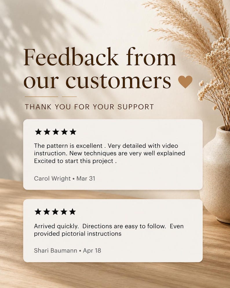Puede incluir: Una pantalla gr&aacute;fica titulada Feedback from our customers con el texto Thank you for your support. Incluye dos rese&ntilde;as de cinco estrellas de Carol Wright y Shari Baumann, detallando experiencias positivas con un patr&oacute;n y sus instrucciones.