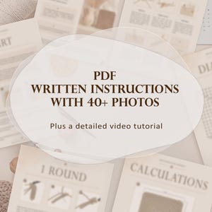 Op de afbeelding: Een digitaal document met de tekst PDF WRITTEN INSTRUCTIONS WITH 40+ PHOTOS Plus a detailed video tutorial, weergegeven over een verzameling beige instructiepagina's met diagrammen, grafieken en tekst voor een knutselproject.