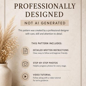 Puede incluir: Un letrero informativo beige con texto marr&oacute;n oscuro que dice PROFESSIONALLY DESIGNED NOT AI GENERATED. Enumera caracter&iacute;sticas del patr&oacute;n, incluyendo instrucciones escritas detalladas, fotos paso a paso y un tutorial en video, junto a un florero.