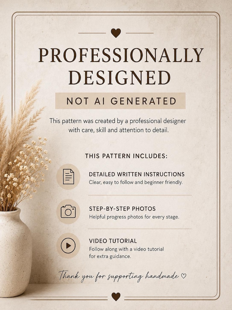 Puede incluir: Un letrero informativo beige con texto marr&oacute;n oscuro que dice PROFESSIONALLY DESIGNED NOT AI GENERATED. Enumera caracter&iacute;sticas del patr&oacute;n, incluyendo instrucciones escritas detalladas, fotos paso a paso y un tutorial en video, junto a un florero.