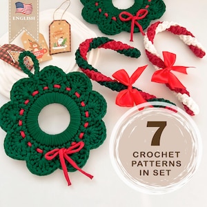 Puede incluir: Una colección de adornos navideños hechos a mano con ganchillo, que incluyen coronas y bastones de caramelo. Las coronas son verdes con detalles y lazos rojos. Los bastones son rojos y blancos, también con lazos rojos. La imagen incluye etiquetas que dicen "Feliz Navidad".