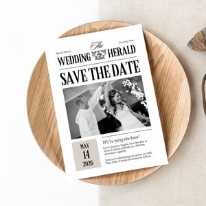 Faire-part de mariage dans le journal « Save The Date », modèle Canva modifiable, carte photo personnalisée, emballage ou insert de bouquet de fleurs pour mariée DIY