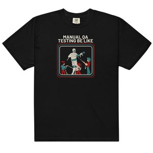 Pode incluir: Camiseta preta com um gráfico retrô de uma múmia sendo envolta por três crianças. O texto "MANUAL QA TESTING BE LIKE" está acima do gráfico.