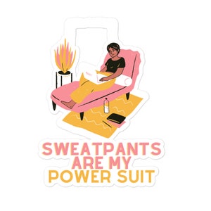 Könnte beinhalten: Ein Aufkleber mit einer rosa und gelben Illustration einer Person, die auf einem Sofa mit einem Laptop, einer Pflanze und einer Wasserflasche sitzt. Der Text "Sweatpants are my power suit" befindet sich unter der Illustration.