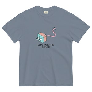 Op de afbeelding: Een lichtblauw t-shirt met een afbeelding van een roze stekker met de tekst "Let's take this offline".