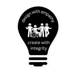 Könnte beinhalten: Schwarzer und weißer Aufkleber in Form einer Glühbirne mit dem Text "design with empathy create with integrity". Die Glühbirne zeigt eine Gruppe von vier Strichmännchen, eines im Rollstuhl, mit dem Text um die Glühbirne herum.