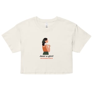 Könnte beinhalten: Ein weißes, bauchfreies T-Shirt mit einem Motiv einer Frau, die Blumen hält. Der Text "Just a girl! With Big Data" ist unter dem Motiv aufgedruckt.