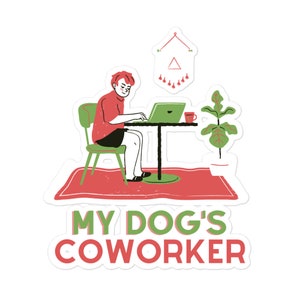 以下が含まれることがあります： 緑と赤のイラストが描かれたステッカー。人がテーブルでラップトップを使って作業をしている様子が描かれており、植物とコーヒーカップも置かれている。イラストの下には「MY DOG'S COWORKER」というテキストが書かれている