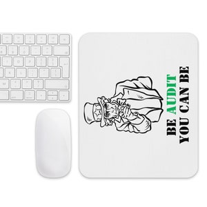 Può includere: Un tappetino per mouse bianco con un'illustrazione in bianco e nero di zio Sam che punta con il testo "BE AUDIT YOU CAN BE" in lettere verdi.