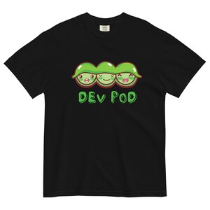 以下が含まれることがあります： 顔のついた緑のエンドウ豆3つが描かれた黒いTシャツ。エンドウ豆の下に「DEV POD」という文字が書かれている。