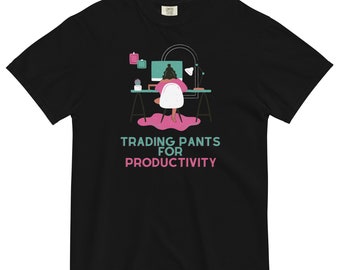 以下が含まれることがあります： 黒色のTシャツ。テキスト「TRADING PANTS FOR PRODUCTIVITY」がターコイズとピンクでプリントされています。グラフィックは、コンピューターのある机で作業している人を示しています。ゆったりとしたフィット感のシャツです。