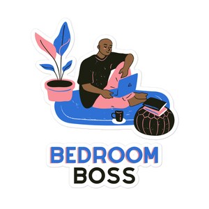 Puede incluir: Una pegatina con una ilustración de una persona sentada en una alfombra azul con un portátil, una taza de café y una pila de libros. La persona lleva una camisa negra y pantalones rosas. El texto "BEDROOM BOSS" está debajo de la ilustración.