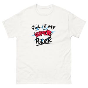 Peut inclure: T-shirt blanc avec un graphique bleu et rouge qui dit "SQL is my superpower".