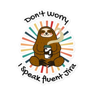 Puede incluir: Una pegatina con un perezoso de dibujos animados sosteniendo una taza de café. El perezoso está sentado en un círculo de rayas de colores. El texto en la pegatina dice "No te preocupes, hablo Jira con fluidez".