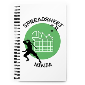 Peut inclure: Un carnet blanc avec un cercle vert contenant une icône de feuille de calcul, un diagramme circulaire, un graphique linéaire et trois étoiles noires de ninja. Le texte "SPREADSHEET NINJA" est écrit en noir au-dessus et en dessous du cercle. Une silhouette noire d'un ninja tenant une épée est à gauche du cercle.