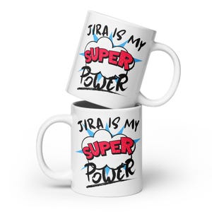 以下が含まれることがあります： 「Jira is my super power」と書かれた青と赤のグラフィックが施された白いセラミック製のマグカップが2つあります。