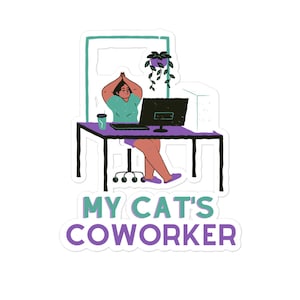 以下が含まれることがあります： パソコン、コーヒーカップ、植物のある机にいる人物を描いたステッカー。「MY CAT'S COWORKER」の文字は、ティールと紫で表示されています。その人は手を合わせて瞑想しています。