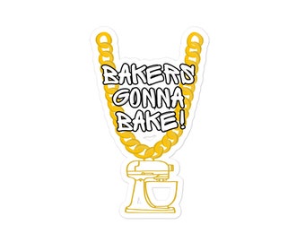 Może przedstawiać: Biała naklejka z złotym łańcuchem i czarno-białym rysunkiem miksera stojącego. Tekst "BAKERS GONNA BAKE!" jest napisany na naklejce czarnym kolorem.